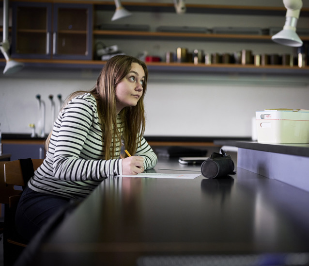 Elev følger med til biologi undervisning