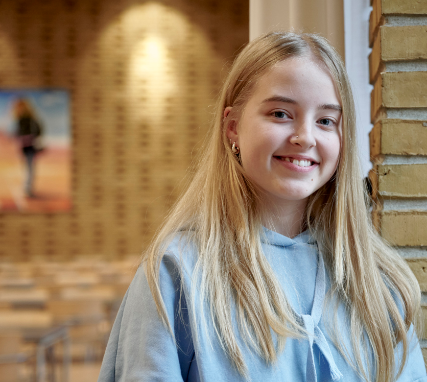 Smilender elev kigger mod kameraet