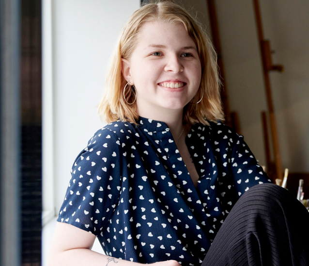 Elev smiler til kameraet