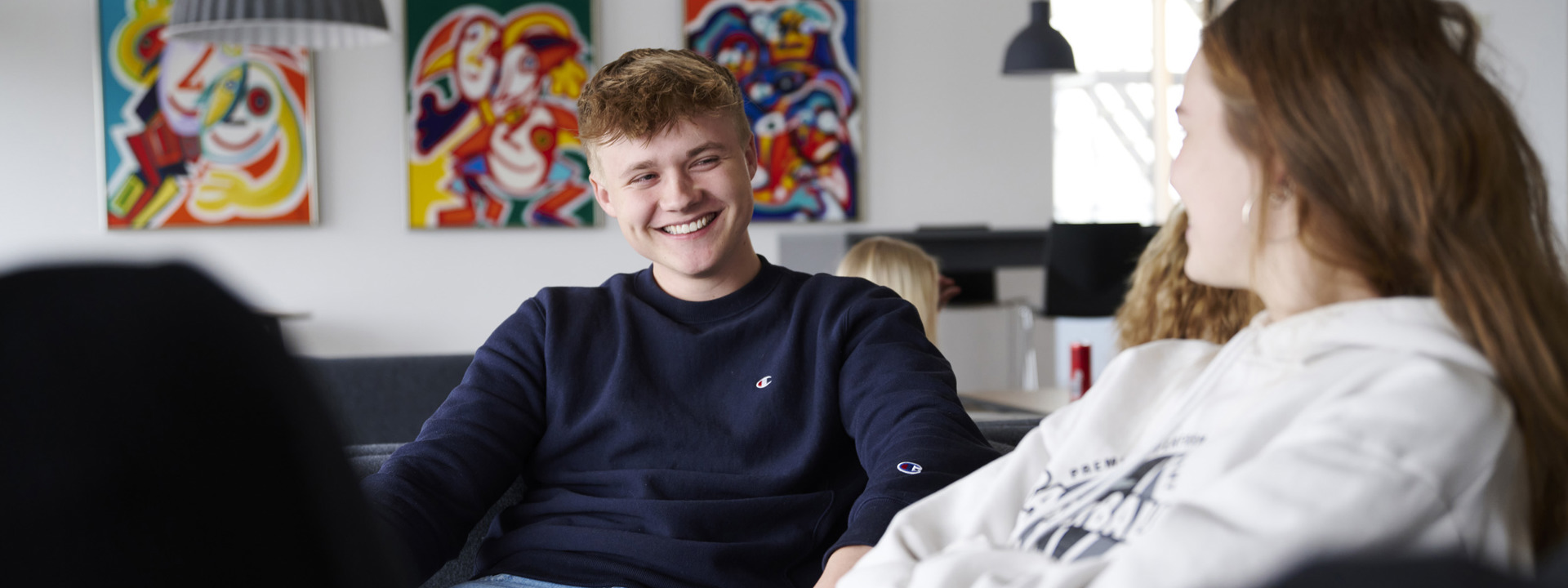 Glade elever slapper af i sofa