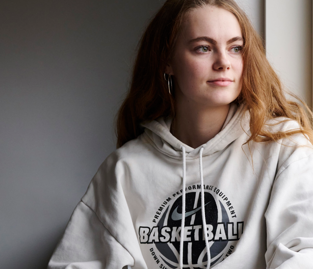 Elev kigger ud af vinduet