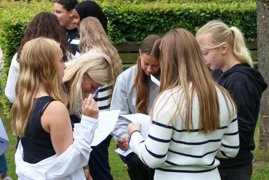 298434293 5456148941074380 8313375367303730507 N