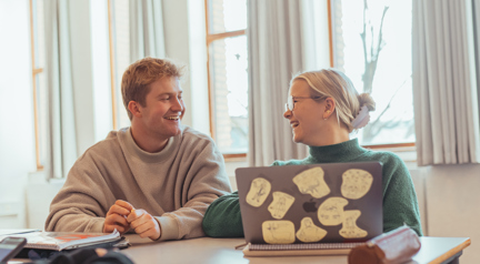 To elever grinder sammen bag computeren
