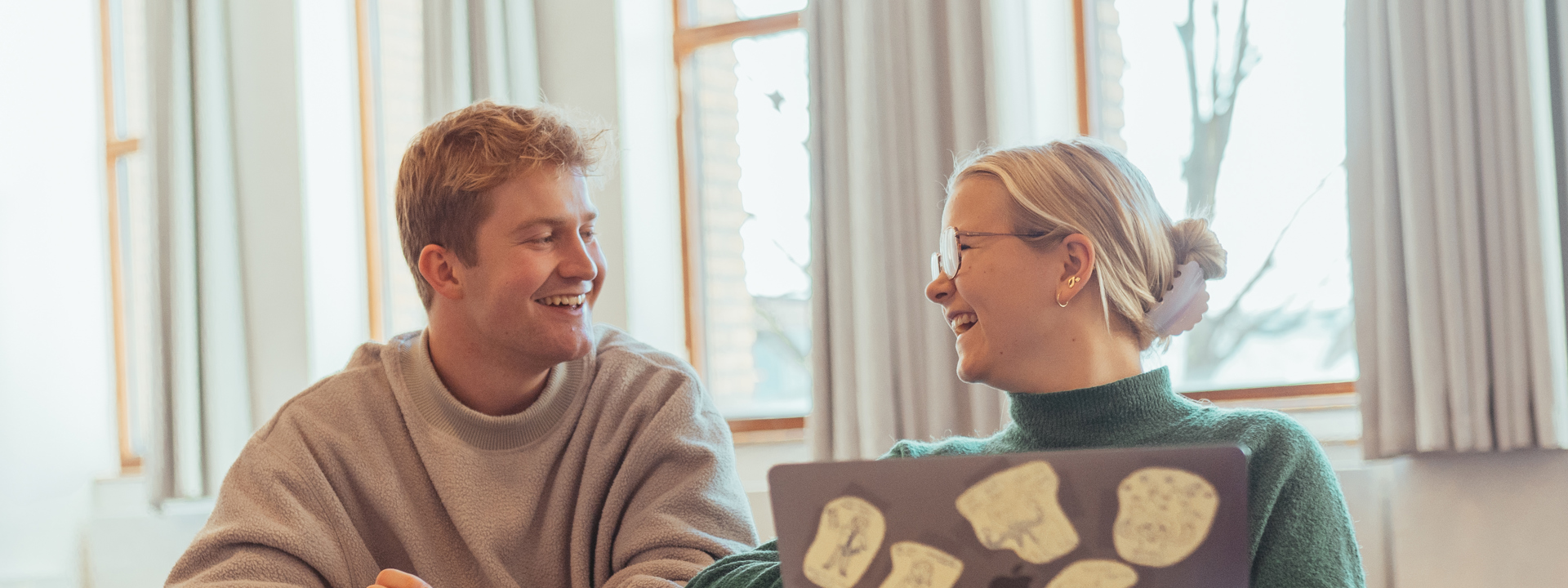 To elever grinder sammen bag computeren