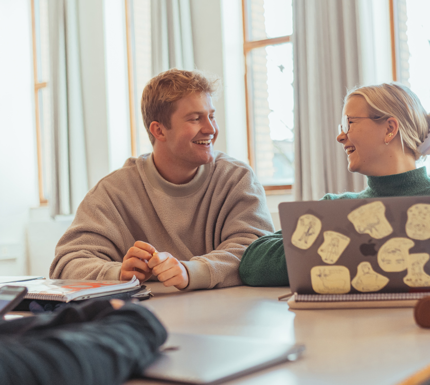 To elever grinder sammen bag computeren