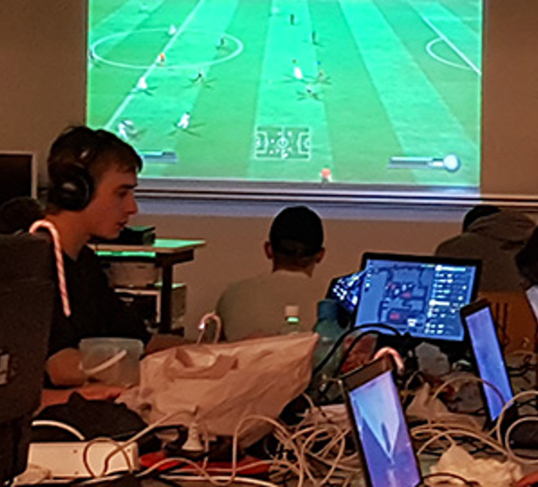 Elever spiller Fifa på storskærm