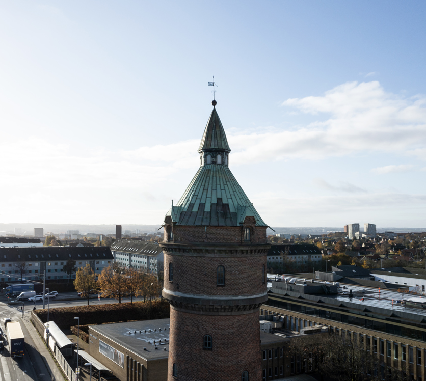 Udsigt over byen fra toppen af Randersvej. Ved siden af Århus Akademi kan man se det gamle vandtårn som er et kendt vartegn for Aarhus by.
