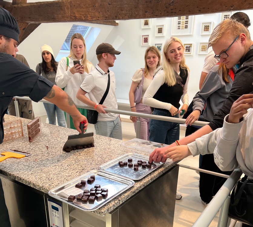 Chokolade oplevelse i Bruxelles med studietur smagsprøver læring og besøg på belgisk chokoladefabrik