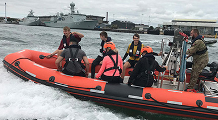 Elever ombord på speedbåd