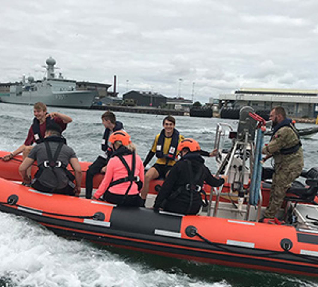 Elever ombord på speedbåd