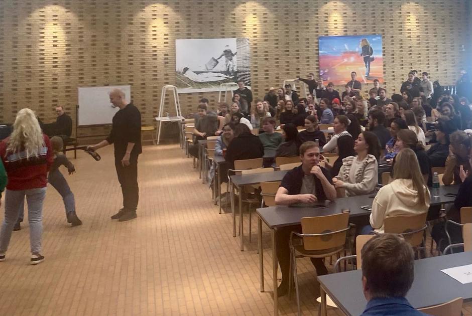 En masse elever samlet i fællessal 