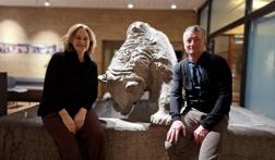 To lærer på Århus Akademi kigger mod kameraet 