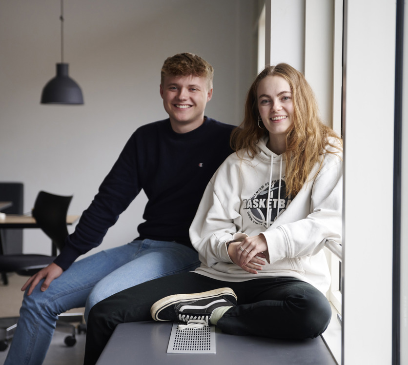 To glade elever sidder i vindueskarm